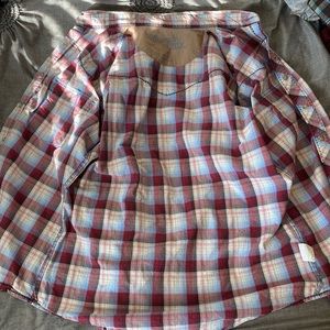 Long sleeve Wrangler pearl snap! Gotta love the pearls